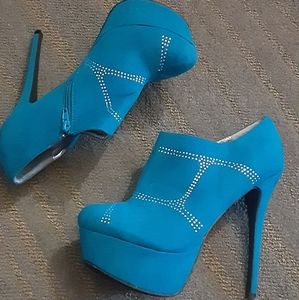Super cute silver studded bedazzled 5+heels brand new never worn